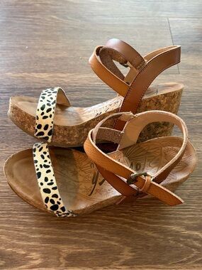 Bonefish- Tan Cork Wedge Sandals with Leopard-Print Strap
Size 6.5